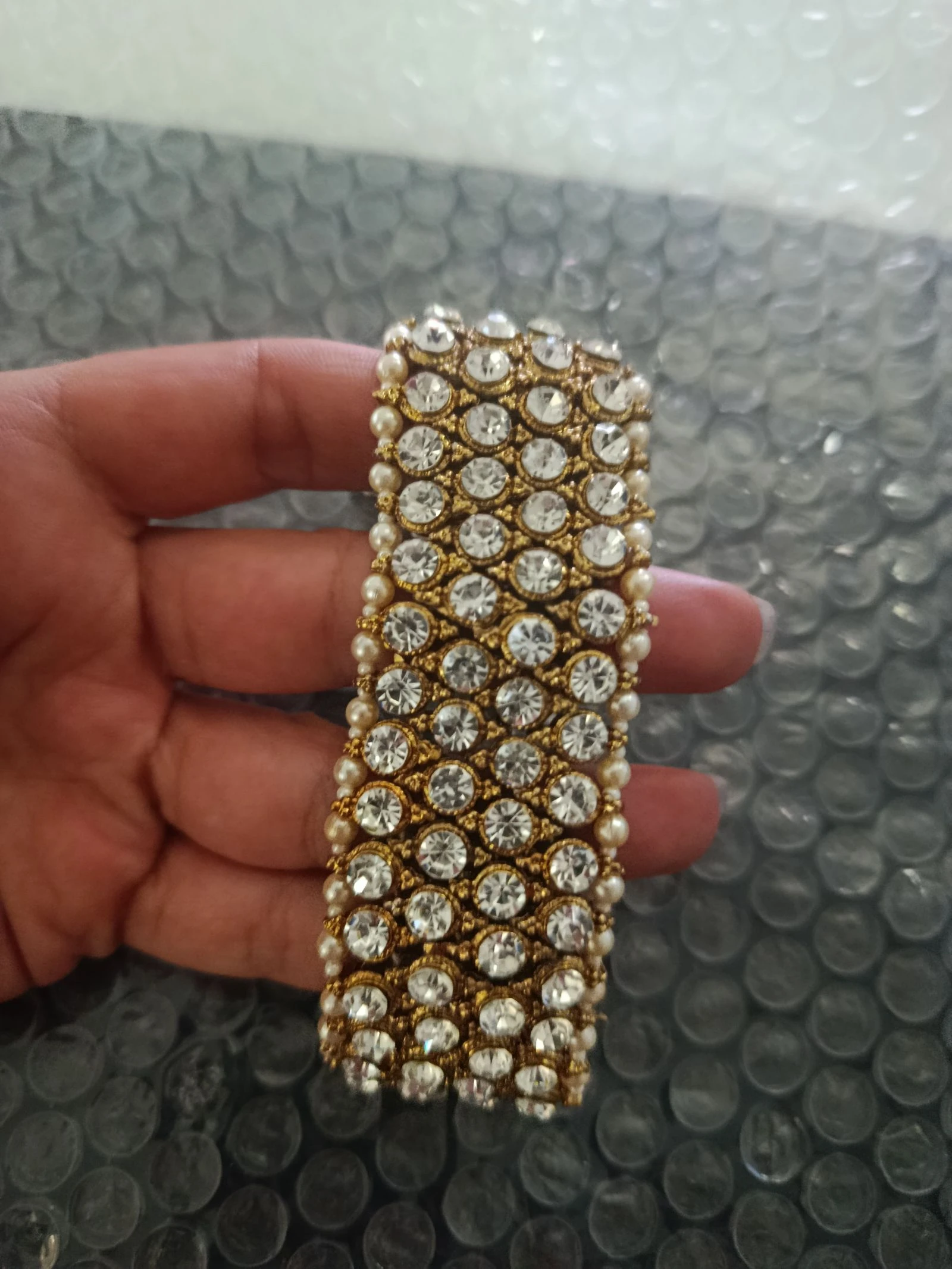 Pulsera ancha ajustable dorado con cristales brillantes plateados y perlas